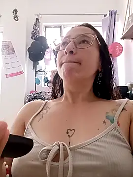 Snapshot of emilypoppy3 chatting on 05/08/26, 12:43 emilypoppy3 online show from 05/08/26, 12:43