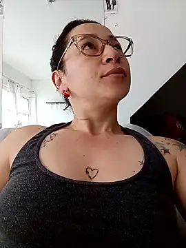 Snapshot of emilypoppy3 chatting on 05/23/26, 12:42 emilypoppy3 online show from 05/23/26, 12:42