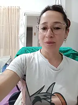 Snapshot of emilypoppy3 chatting on 06/06/26, 12:43 emilypoppy3 online show from 06/06/26, 12:43