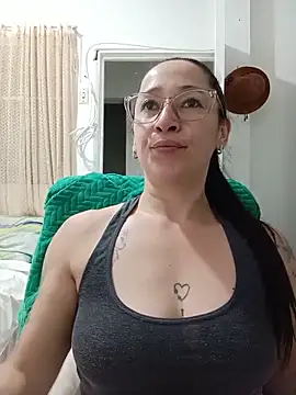 Snapshot of emilypoppy3 chatting on 06/11/26, 01:05 emilypoppy3 online show from 06/11/26, 01:05