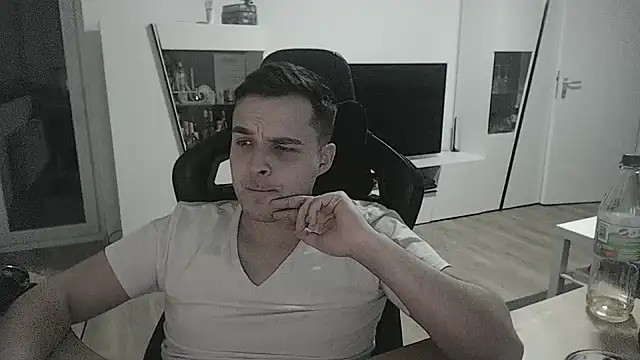 Snapshot of SharkLuigi chatting on 01/16/25, 11:27 SharkLuigi online show from 01/16/25, 11:27