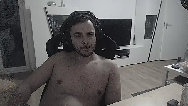 Snapshot of SharkLuigi chatting on 02/01/25, 12:40 SharkLuigi online show from 02/01/25, 12:40