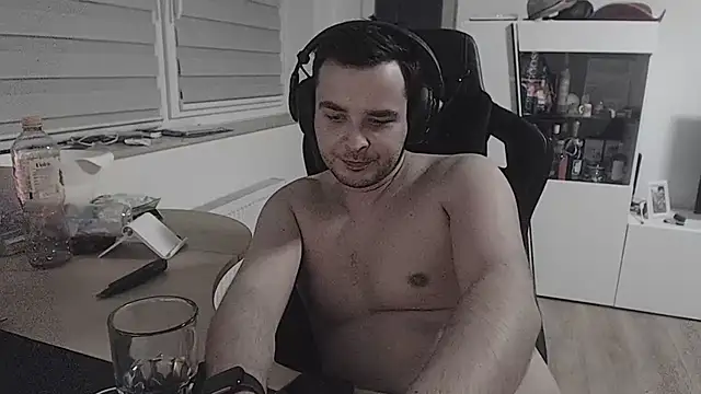 Snapshot of SharkLuigi chatting on 09/29/25, 10:47 SharkLuigi online show from 09/29/25, 10:47