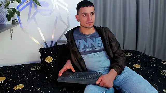 Snapshot of Aron-santoro chatting on 12/15/24, 03:24 Aron-santoro online show from 12/15/24, 03:24