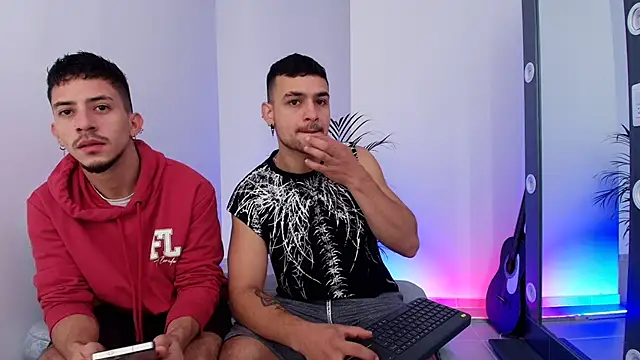 Snapshot of Aron-santoro chatting on 11/14/25, 01:54 Aron-santoro online show from 11/14/25, 01:54