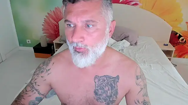 Snapshot of BlowMyXXL chatting on 11/15/25, 12:23 BlowMyXXL online show from 11/15/25, 12:23