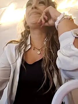 lauramcdowell1 online show from 10/24/25, 10:39