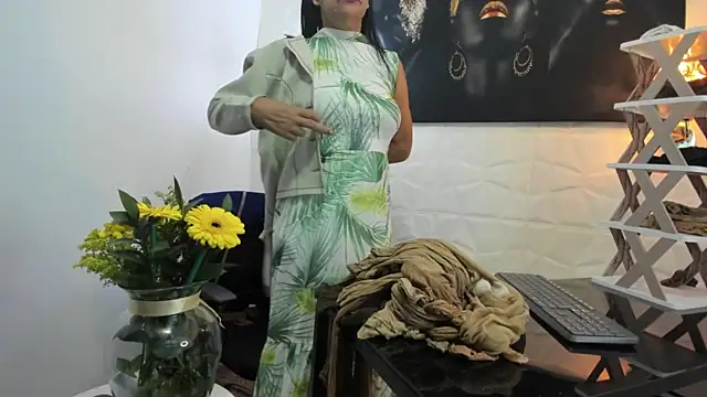 Snapshot of miss_lucero1 chatting on 02/14/25, 03:43 miss lucero1 online show from 02/14/25, 03:43
