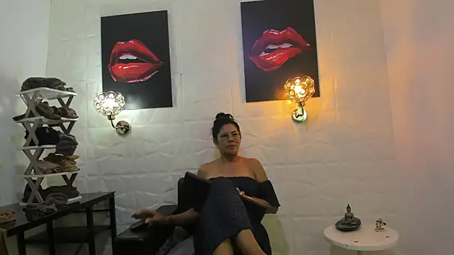 Snapshot of miss_lucero1 chatting on 02/23/25, 01:24 miss lucero1 online show from 02/23/25, 01:24