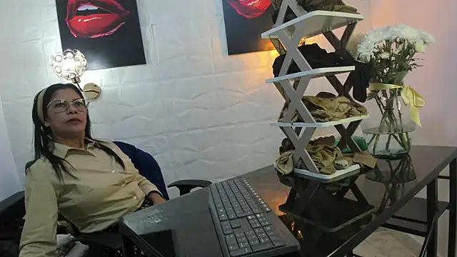 Snapshot of miss_lucero1 chatting on 03/04/25, 02:17 miss lucero1 online show from 03/04/25, 02:17