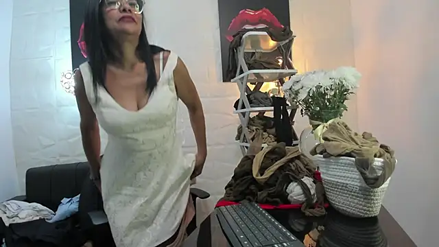 Snapshot of miss_lucero1 chatting on 03/08/25, 05:28 miss lucero1 online show from 03/08/25, 05:28