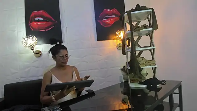Snapshot of miss_lucero1 chatting on 03/17/25, 12:19 miss lucero1 online show from 03/17/25, 12:19