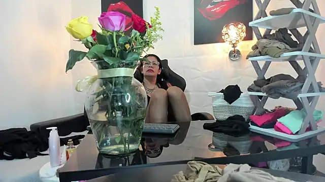Snapshot of miss_lucero1 chatting on 03/20/25, 04:29 miss lucero1 online show from 03/20/25, 04:29