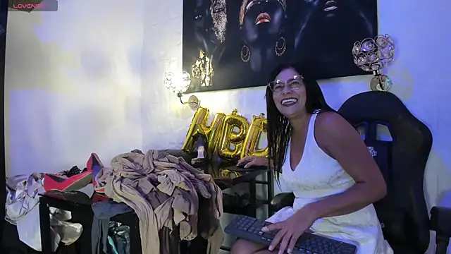 Snapshot of miss_lucero1 chatting on 10/06/25, 08:28 miss lucero1 online show from 10/06/25, 08:28