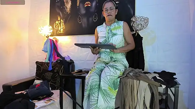 Snapshot of miss_lucero1 chatting on 10/29/25, 01:30 miss lucero1 online show from 10/29/25, 01:30