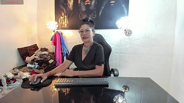 Snapshot of miss_lucero1 chatting on 11/07/25, 11:49 miss lucero1 online show from 11/07/25, 11:49