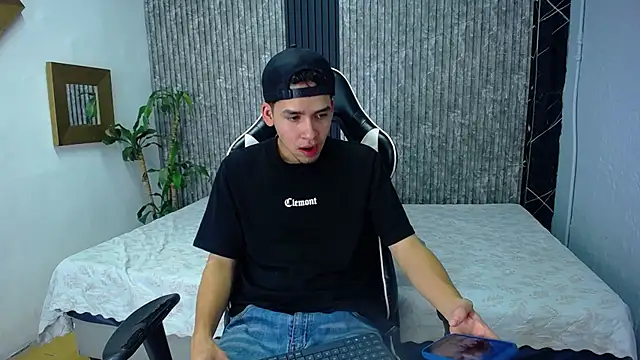 Mike 0233  online show from 10/19/25, 04:35