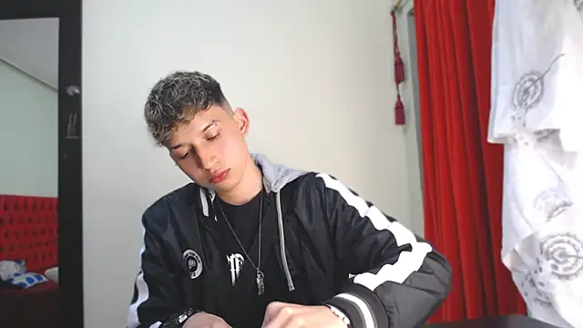 Snapshot of _Thomas_hot_ chatting on 01/01/25, 05:33 Thomas hot online show from 01/01/25, 05:33