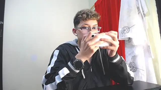 Snapshot of _Thomas_hot_ chatting on 01/12/25, 04:21 Thomas hot online show from 01/12/25, 04:21