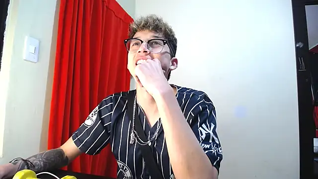 Snapshot of _Thomas_hot_ chatting on 01/30/25, 07:04 Thomas hot online show from 01/30/25, 07:04