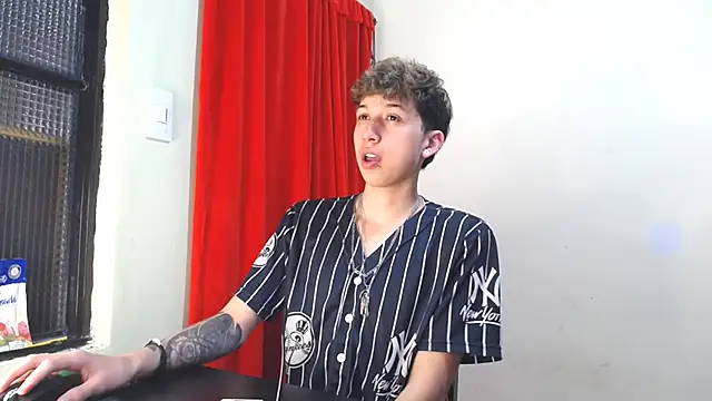 Snapshot of _Thomas_hot_ chatting on 02/04/25, 09:20 Thomas hot online show from 02/04/25, 09:20