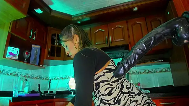 Snapshot of LaureenHills chatting on 03/05/25, 09:16 LaureenHills online show from 03/05/25, 09:16