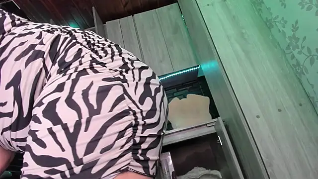 Snapshot of LaureenHills chatting on 10/29/25, 04:26 LaureenHills online show from 10/29/25, 04:26