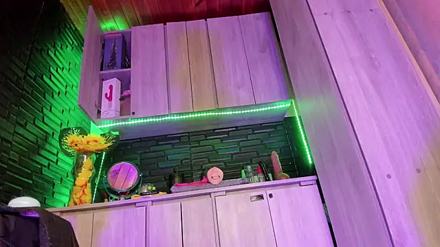 Snapshot of LaureenHills chatting on 12/15/25, 09:52 LaureenHills online show from 12/15/25, 09:52