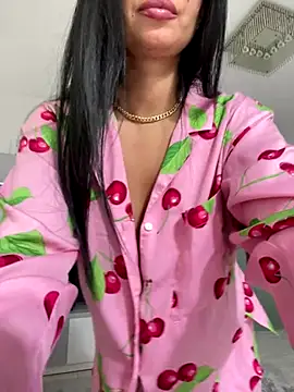 Snapshot of _adelle chatting on 09/18/25, 10:28 adelle online show from 09/18/25, 10:28