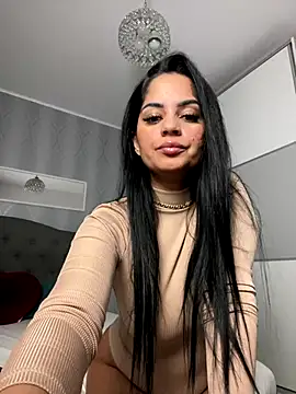 Snapshot of _adelle chatting on 11/19/25, 01:11 adelle online show from 11/19/25, 01:11