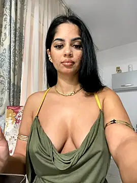 Snapshot of _adelle chatting on 11/28/25, 12:19 adelle online show from 11/28/25, 12:19