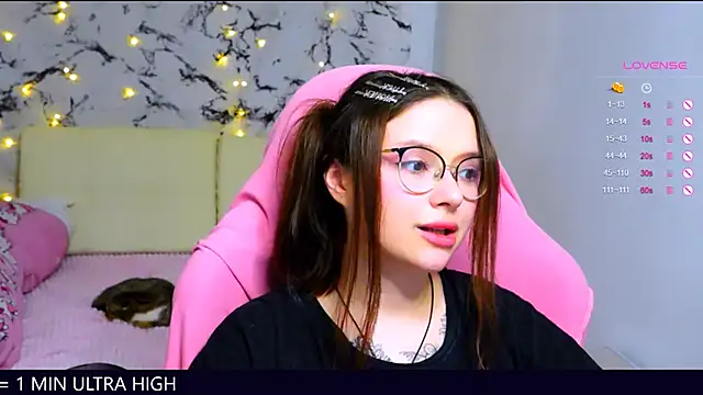 Snapshot of me__hanna chatting on 03/10/25, 02:28 me hanna online show from 03/10/25, 02:28