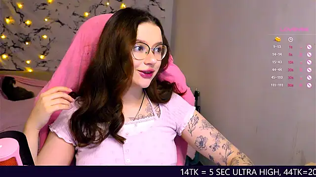 Snapshot of me__hanna chatting on 03/17/25, 11:43 me hanna online show from 03/17/25, 11:43