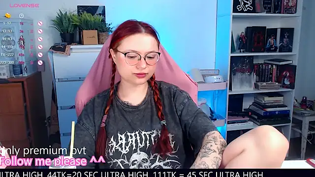 Snapshot of me__hanna chatting on 11/10/25, 10:31 me hanna online show from 11/10/25, 10:31