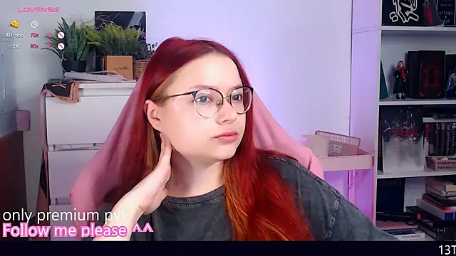 Snapshot of me__hanna chatting on 11/11/25, 10:10 me hanna online show from 11/11/25, 10:10