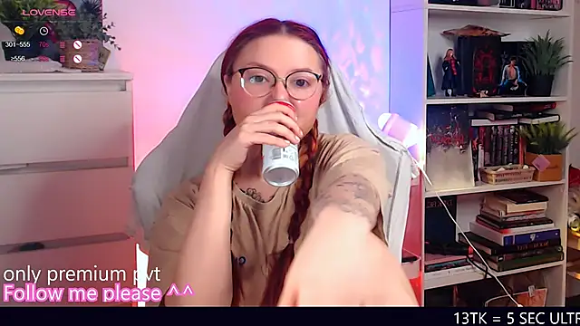 Snapshot of me__hanna chatting on 11/15/25, 10:15 me hanna online show from 11/15/25, 10:15