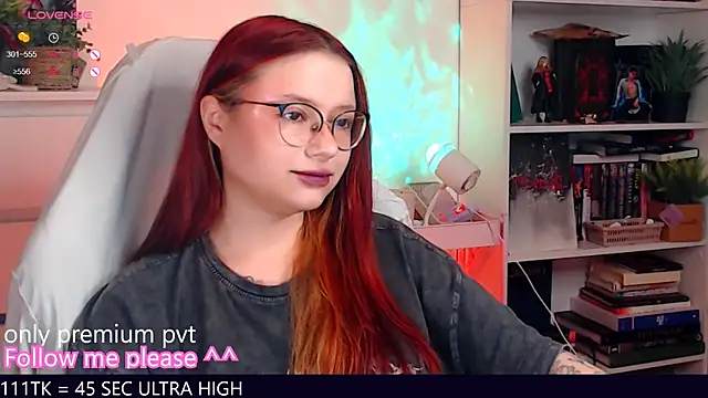 Snapshot of me__hanna chatting on 11/18/25, 10:25 me hanna online show from 11/18/25, 10:25