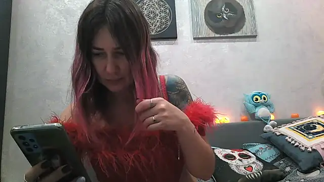 Snapshot of BlueXOwl chatting on 10/21/25, 02:40 BlueXOwl online show from 10/21/25, 02:40