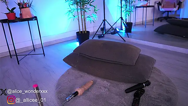 VanessaSimon online show from 03/08/25, 10:11