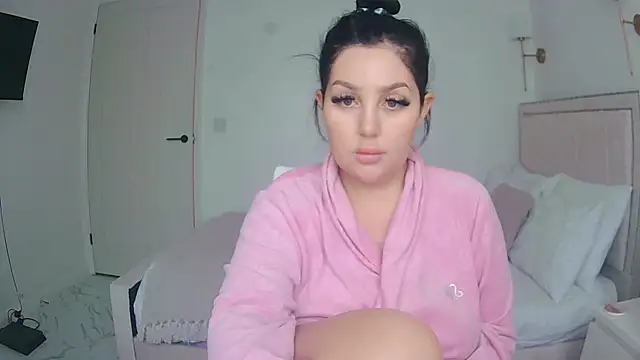 Snapshot of magical_mia chatting on 10/23/25, 11:31 magical mia online show from 10/23/25, 11:31