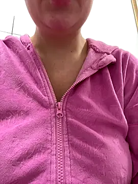 Snapshot of magical_mia chatting on 12/05/25, 10:02 magical mia online show from 12/05/25, 10:02