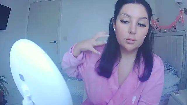 Snapshot of magical_mia chatting on 12/19/25, 12:56 magical mia online show from 12/19/25, 12:56