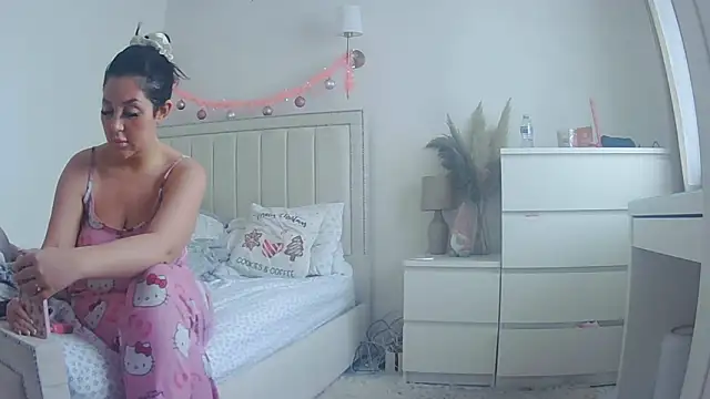 Snapshot of magical_mia chatting on 12/22/25, 10:23 magical mia online show from 12/22/25, 10:23