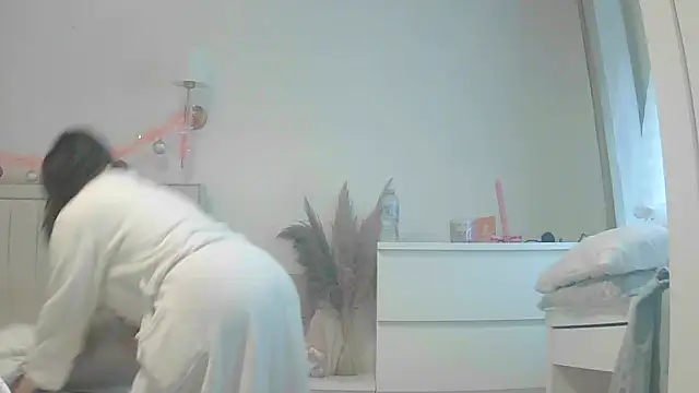 Snapshot of magical_mia chatting on 12/23/25, 10:02 magical mia online show from 12/23/25, 10:02