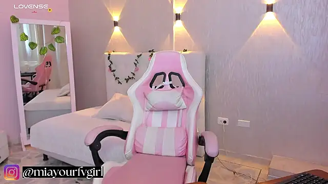 miagomezweb1 online show from 02/12/25, 01:48