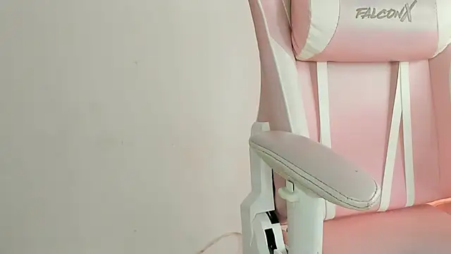 YenniferCurly online show from 01/04/25, 12:38