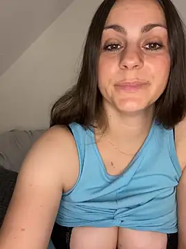 Snapshot of Loella-Rose chatting on 07/19/26, 01:53 Loella-Rose online show from 07/19/26, 01:53