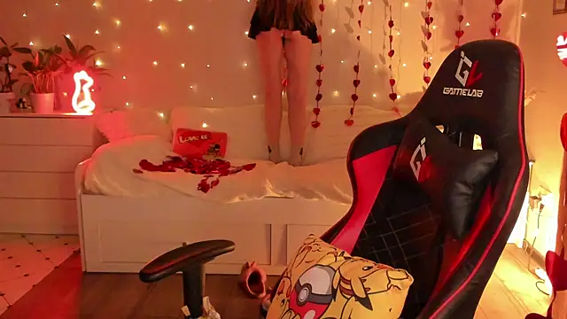 Snapshot of desperatehousewife__ chatting on 02/17/25, 12:21 desperatehousewife online show from 02/17/25, 12:21