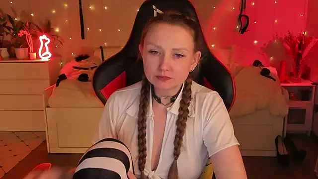 Snapshot of desperatehousewife__ chatting on 03/08/25, 03:28 desperatehousewife online show from 03/08/25, 03:28