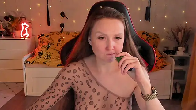 Snapshot of desperatehousewife__ chatting on 09/14/25, 02:38 desperatehousewife online show from 09/14/25, 02:38